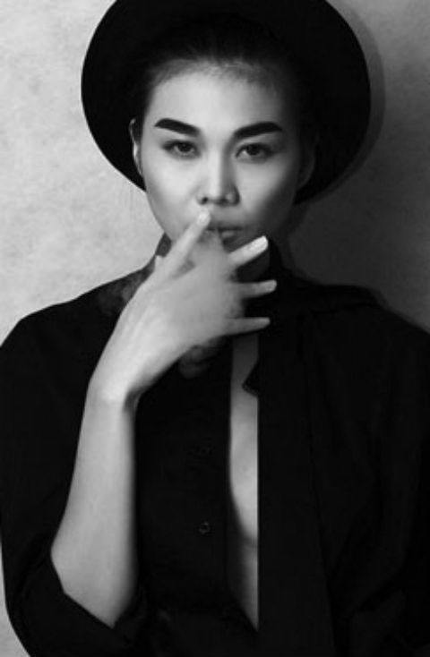 Cô cũng rất "đàn ông" khi phì phèo thuốc lá.